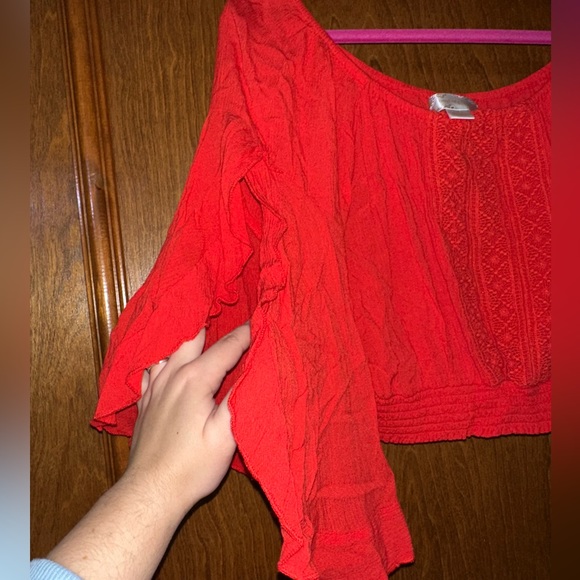 Fun off the shoulder top - Picture 3 of 4